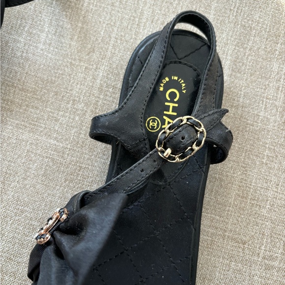 Chanel sandals preowned with some missing stones and some signs of wear - Picture 4 of 7